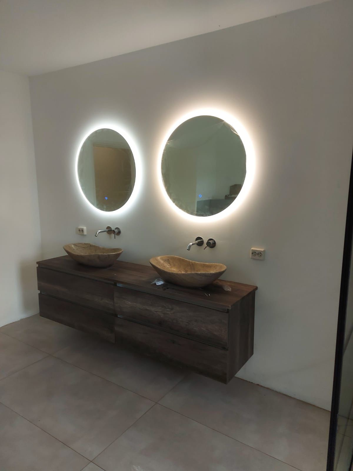 Badkamer met natuursteen en maatwerkmeubel